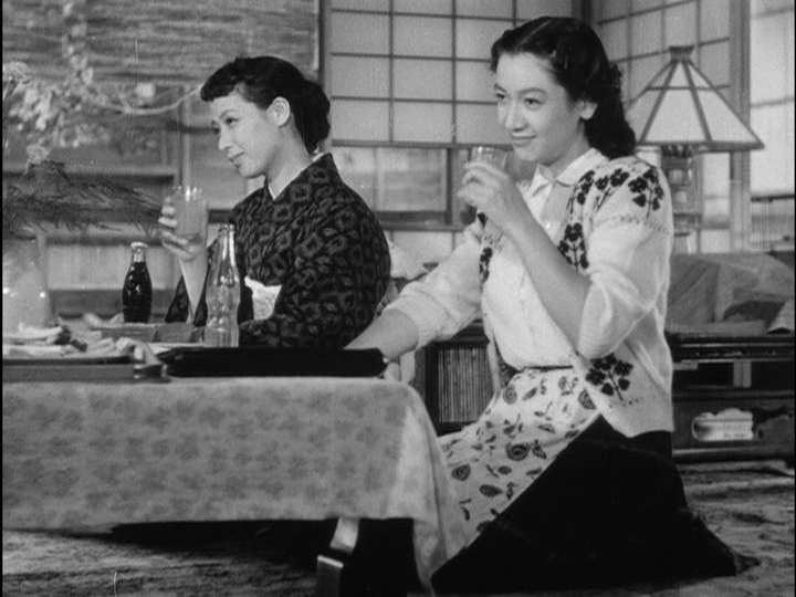 Screengrab from Early Summer showing Noriko and Aya drinking soda together