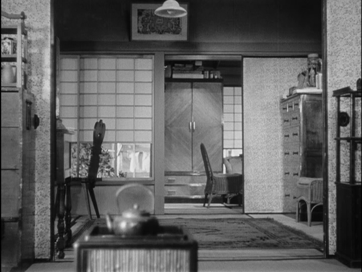 Screengrab from Early Summer showing an empty room moments before Noriko enters it