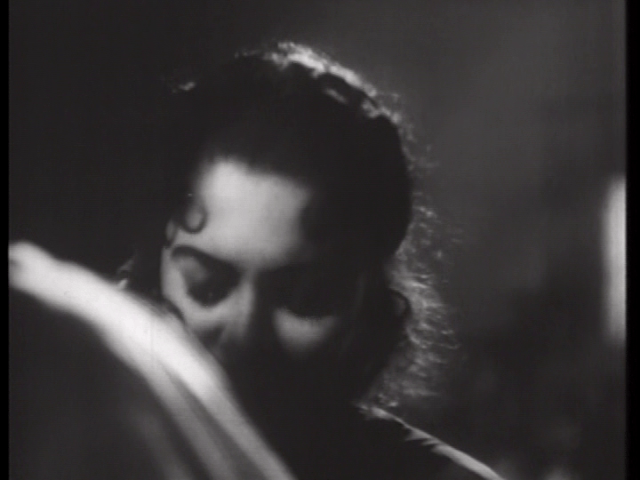 Gulabo fights the urge to lay her head on Vijay's shoulder