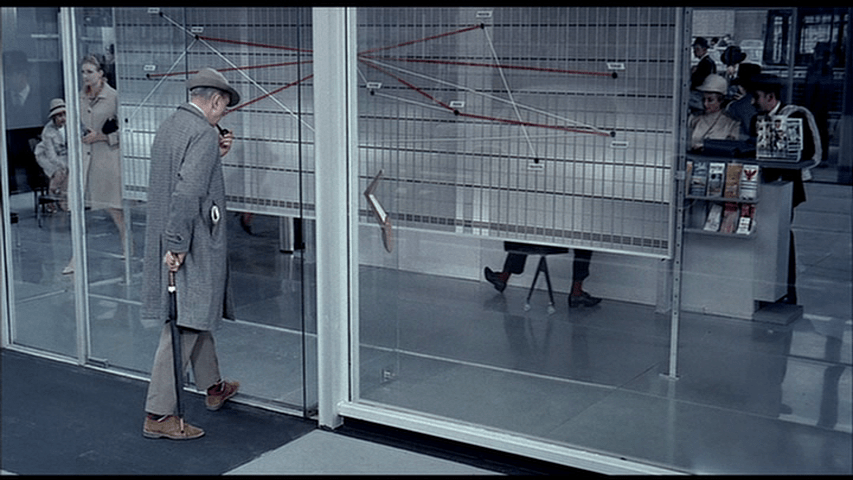 Hulot watches the travel agents feet, which when viewed from behind appear to be dancing