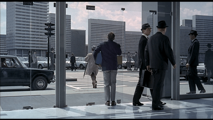 Monsieur Giffard runs after a man he thinks his Hulot...