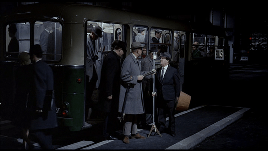 Hulot gets off the bus still holding onto the lamp