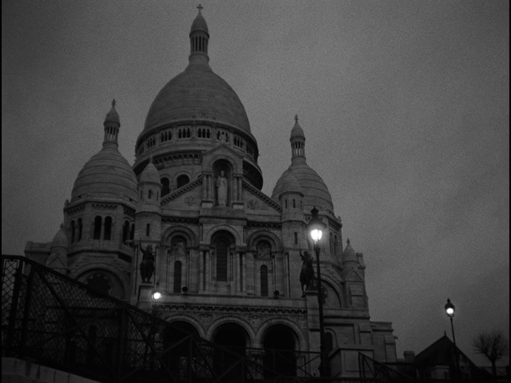 Establishing shot of the Basilique du Sacré-Cœur de Montmartre