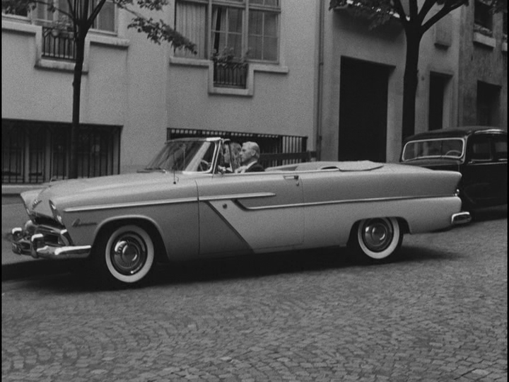 Medium shot of Bob's car