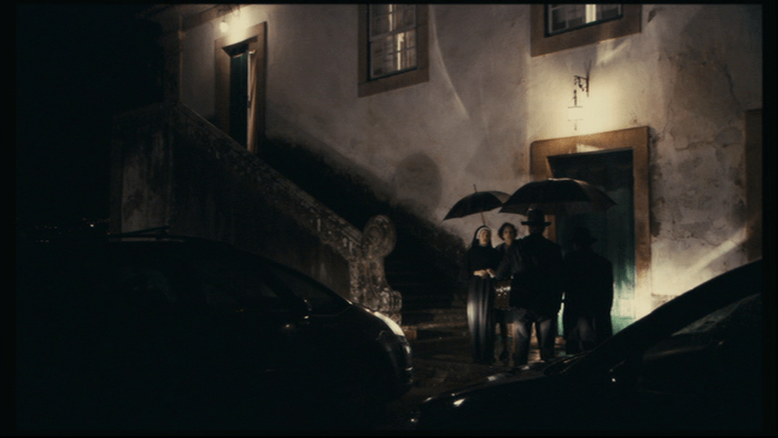 Isaac arrives at the Portas estate