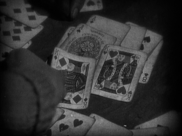 Close-up of Sander selecting the king of diamonds and not the king of hearts