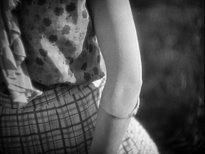 Close-up of the armlet sliding off Mabel and into a pond